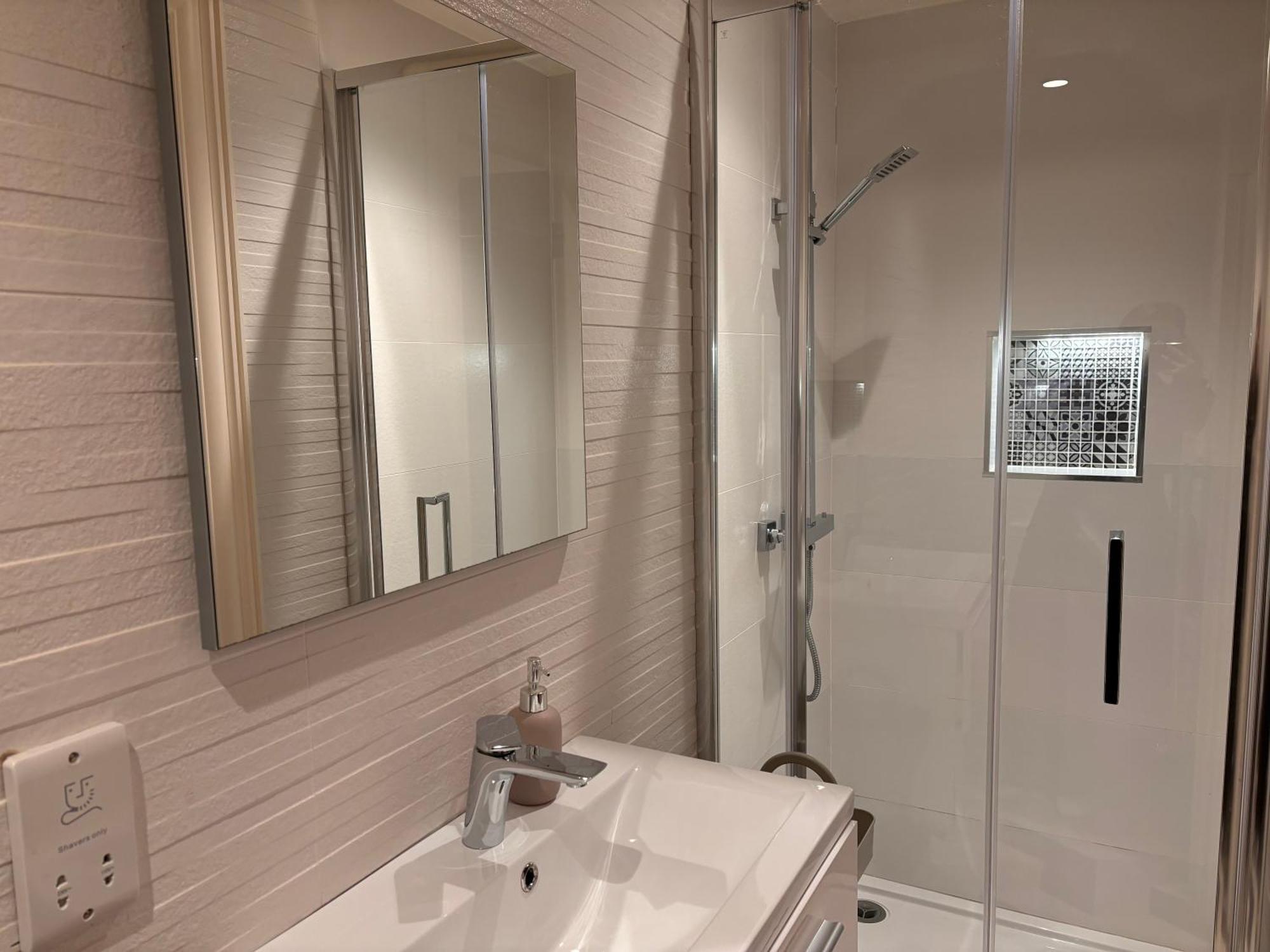 Luxurious 2 Bedroom Apartment With Sea View In Monkstown Blackrock  Bagian luar foto