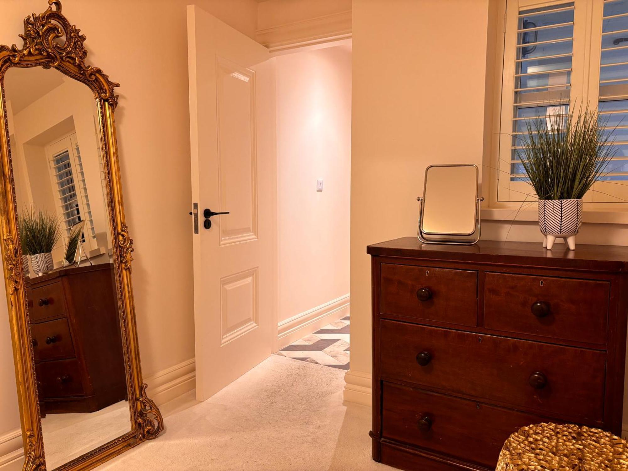 Luxurious 2 Bedroom Apartment With Sea View In Monkstown Blackrock  Bagian luar foto